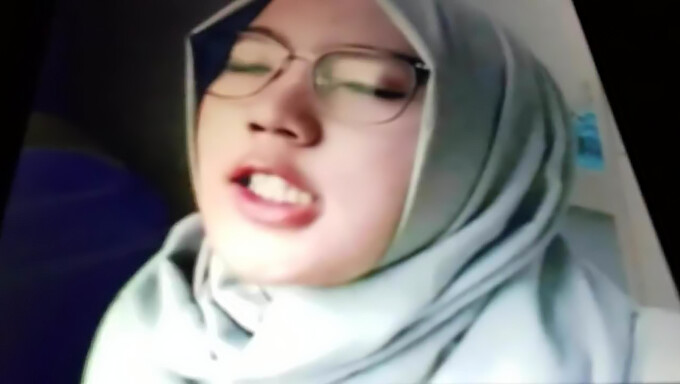 Lelaki Muslim Menghisap Wanita Seksi