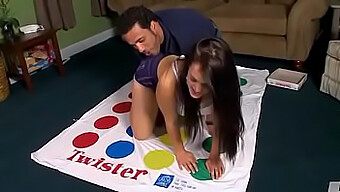 Podívejte Se, Jak Si Yaz Užívá Twister V Tomto Hravém Videu