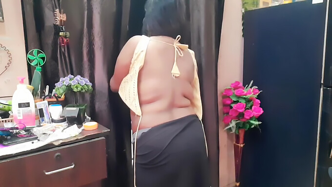 Femme Au Foyer Indienne En Lingerie Et Culotte Montre Ses Courbes