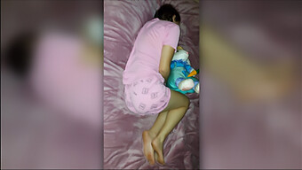 Pov: Keponakan Tiri Muda Sendirian Di Kamar Tidur, Polos Namun Menggoda