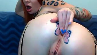 Show Webcam D'Une Rousse Tatouée Avec Plus De Tatouages De Papillons