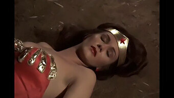 Lynda Carter En Una Escena Sensual De Mujer Maravilla