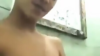 Adolescente Indosiana Se Pone Íntima Con Su Novio En El Baño