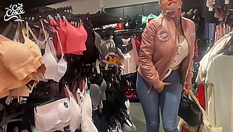 Amateur Milf Wordt Nat En Wild Met Een Op Afstand Bedienbaar Speeltje In Het Winkelcentrum