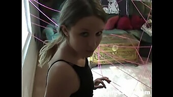 Jolie Étudiante De 18 Ans Se Fait Plaisir Avec Un Gode Sur Darlingcams.Com