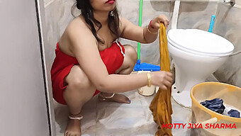 Desi Pari Bhabhi在浴室里与野蛮性爱的诱惑遭遇