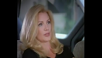 Η Shannon Tweed Και Η Dawn Σε Μια Αισθησιακή Softcore Σκηνή