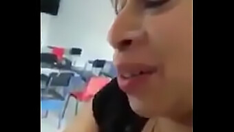 Professora Milf Latina Rica Faz Sexo Oral Na Sala De Aula.